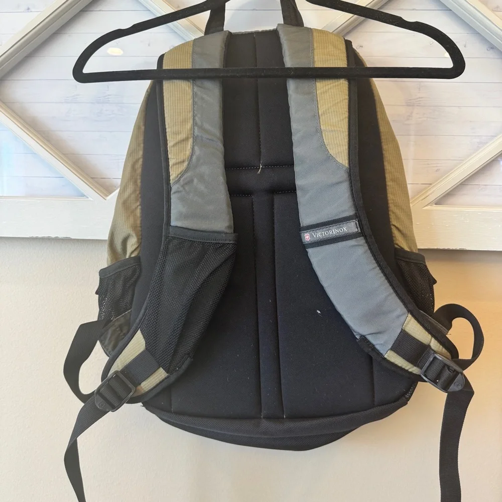 Victorinox‎ Swiss Army Backpack Green Black Padded Multi Pockets